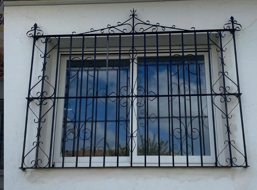Reja y ventana con forja decorativa
