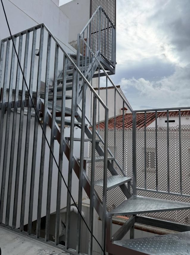 Escalera metálica galvanizada de exterior