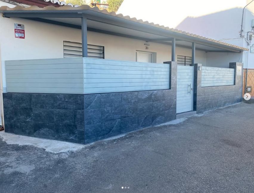 Cerramiento de parcela con cubierta
